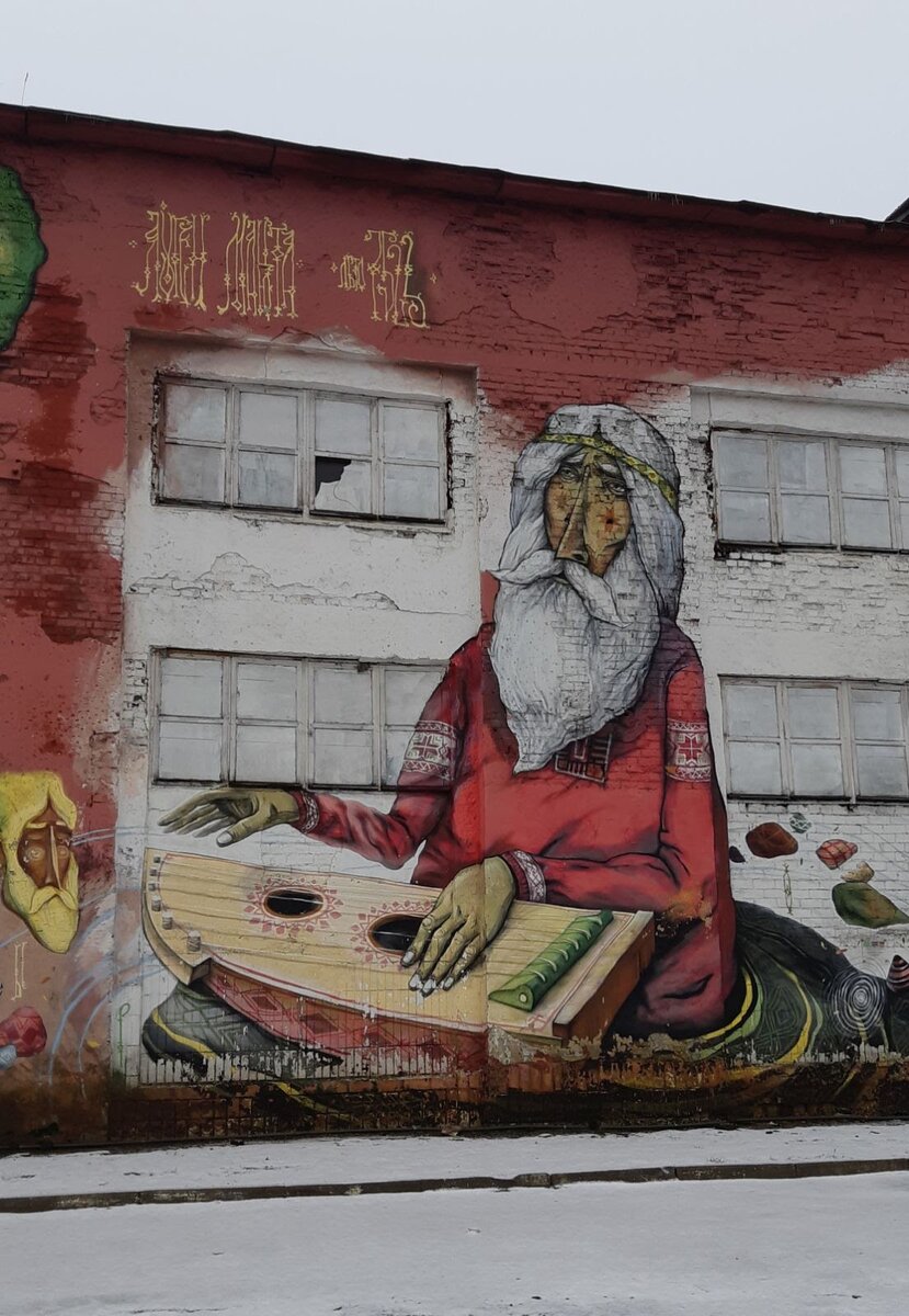 Одним из символов мурального движения Октябрьской улицы стал гусляр (художник Е.Матюто)