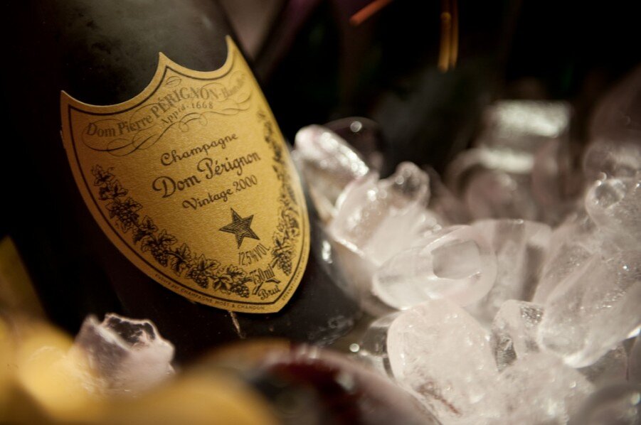 Шампанский номер. Champagne dom Perignon. Шампанское Франция Дон Пиринен. Коньяк Дон Периньон. Dom Perignon винодельня.