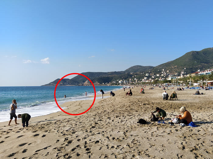 Местные на пляже сидят в куртках, а туристы пытаются купаются. Листайте вправо, чтобы приблизить >>