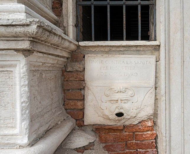 Boche de Leon в стене церкви Санта-Мария-делла-Визитазионе. Фото из интернета