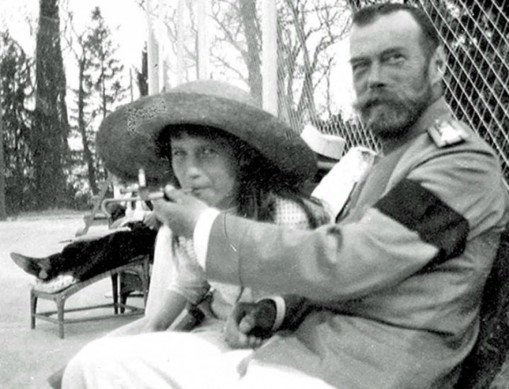 1916 год. Ливадия. Император вместе с дочерью Анастасией на прогулке. 
