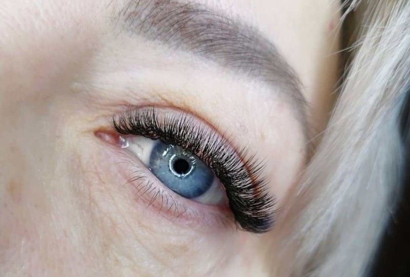 Косметолог рассказала, как зрелой женщине вернуть объем и густоту ресницам
