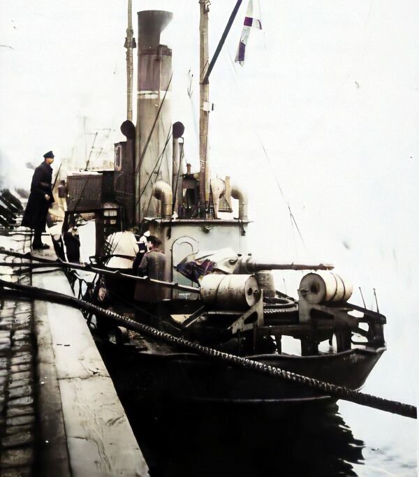 Китобой в Копенгагене. Часовой – мичман В.И.Шигаев (второй выпуск Морского корпуса 1914 г.), на палубе в морской форме – лейтенант О.В.Вилькен (выпуск 1913 г.) и спиной в английской шинели – мичман Д.И.Ососов (выпуск 1915 г.), брат первопоходника И.И.Ососова, смертельно раненого под Екатеринодаром в 1918 году.