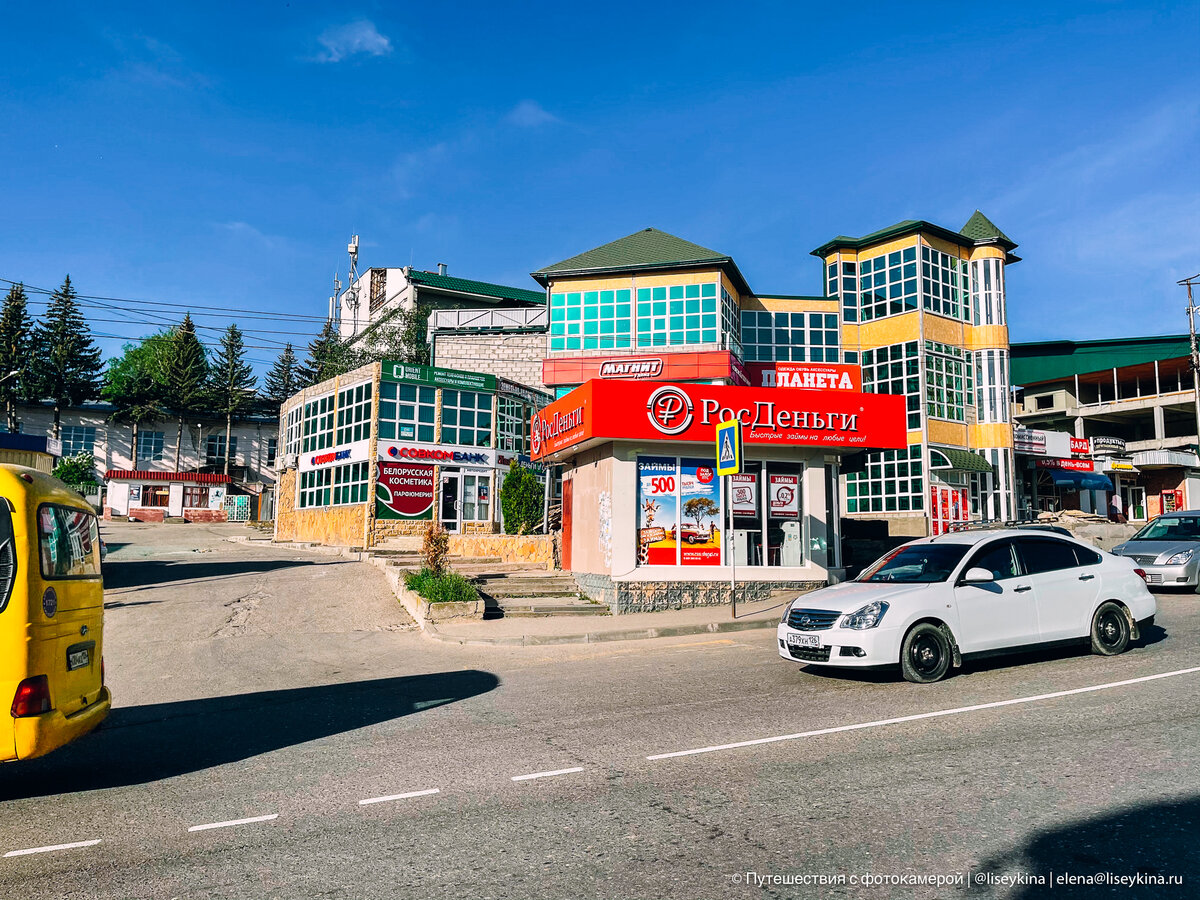 Рядом с рынком никак не обойтись без "займов" и "микрокредитов".