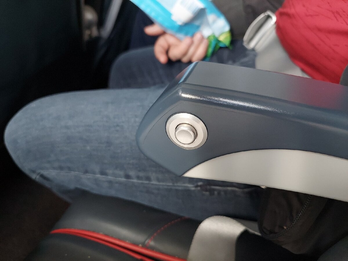 Кнопка регулировки спинки кресла.