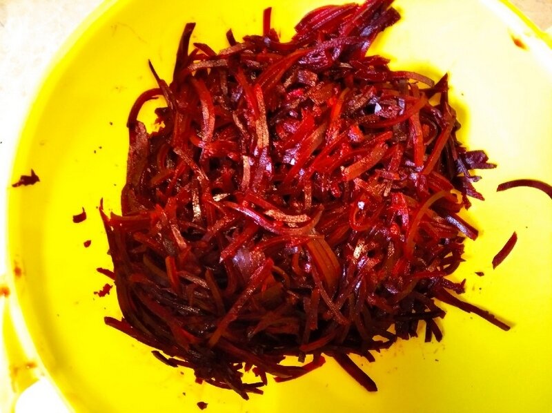 Вареную охлажденную свеклу нарезаем тонкой соломкой