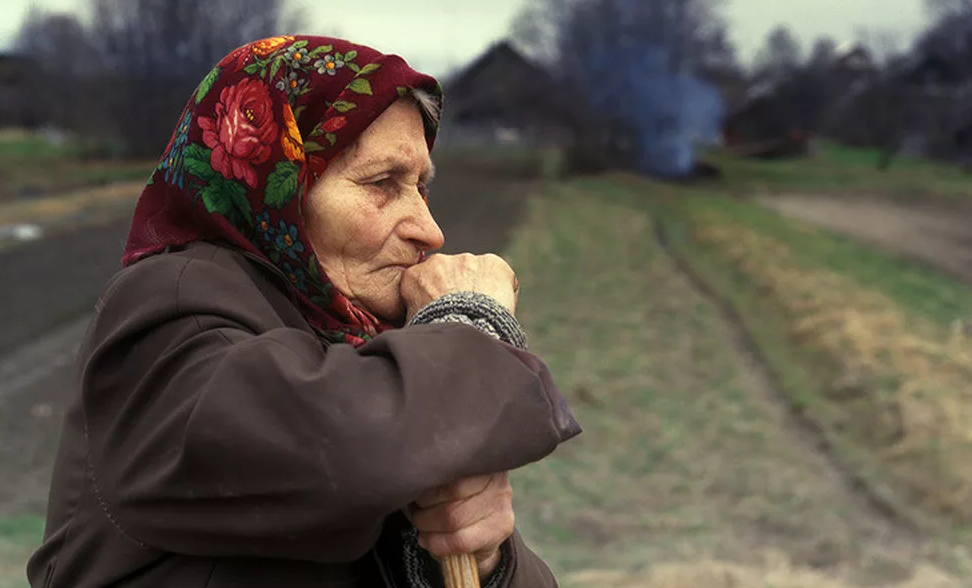 Старушка в деревне. Пожилые Деревенские женщины. Женщина в платке. Старенькая бабушка в деревне. Гроза бабушек