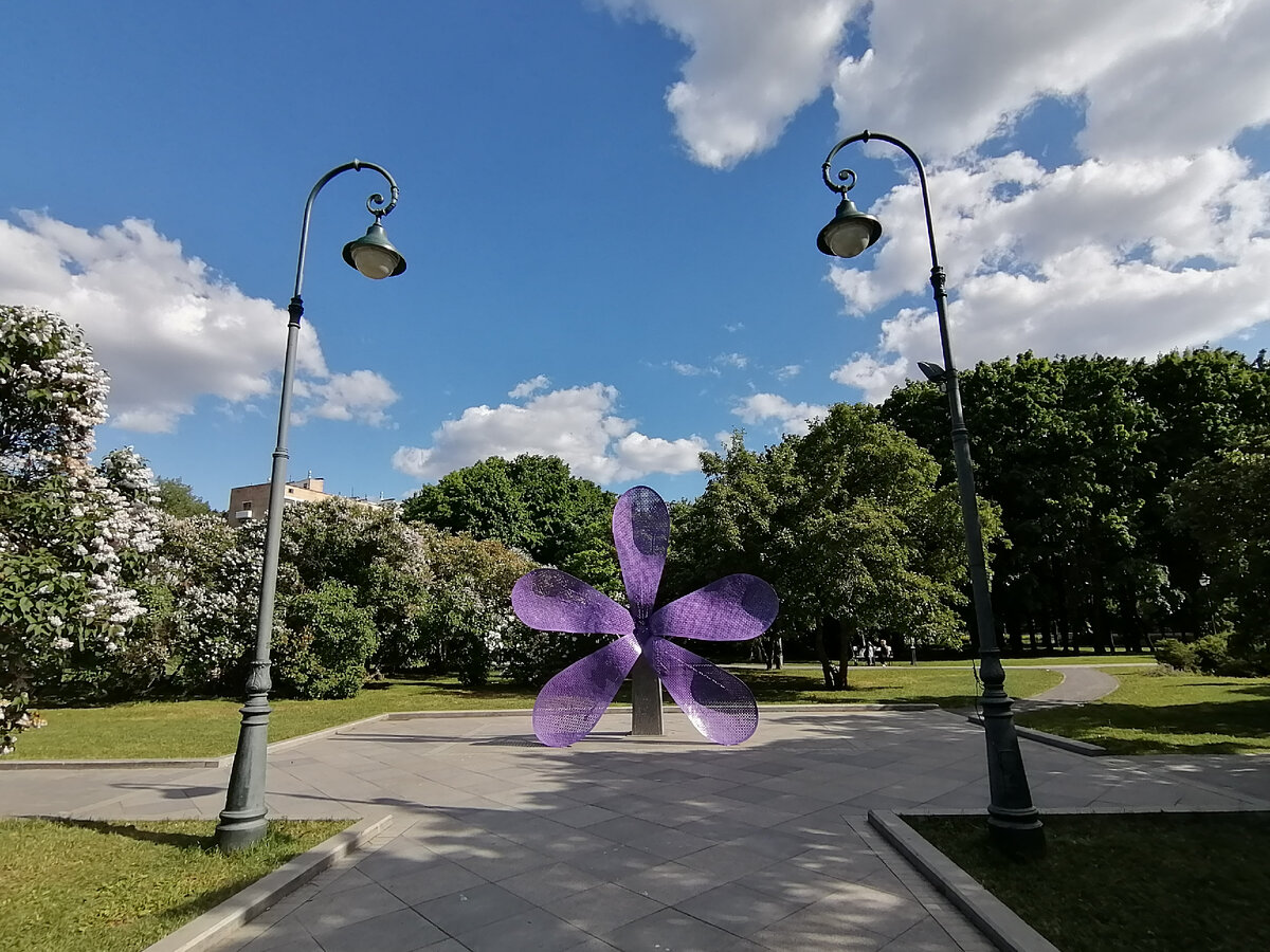 Главная аллея в Сиреневом саду в Москве. Фото автора