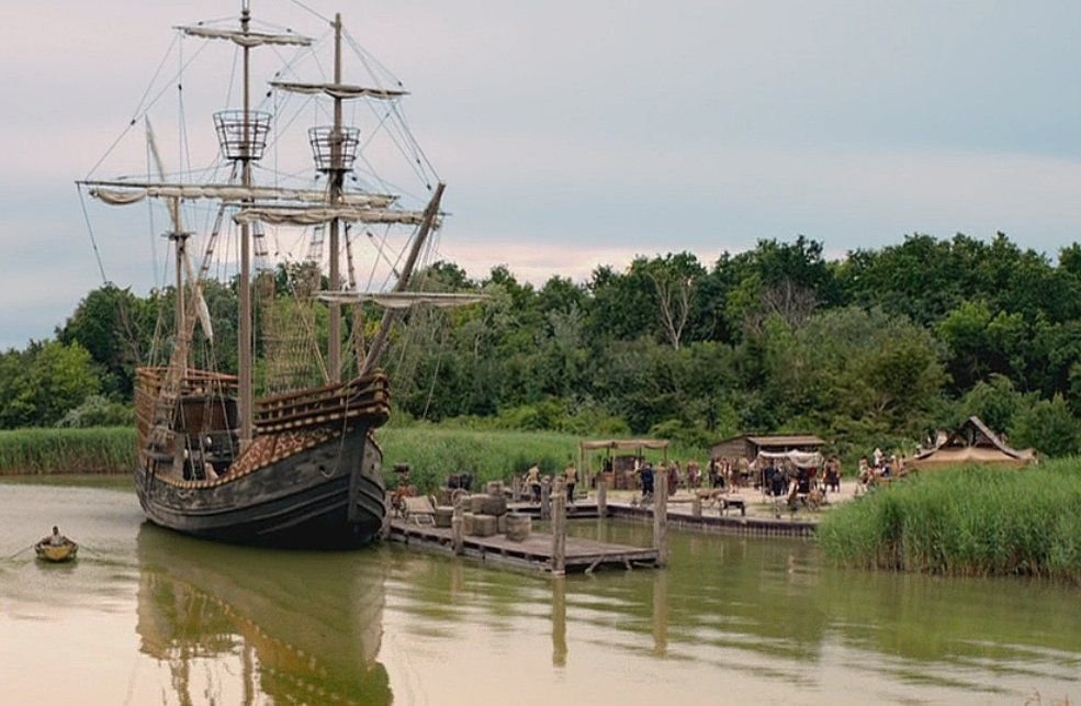 Английский корабль XVII века, доставляющий невест и припасы колонистам. Кадр из телесериала "Джеймстаун" (2017 — 2019).