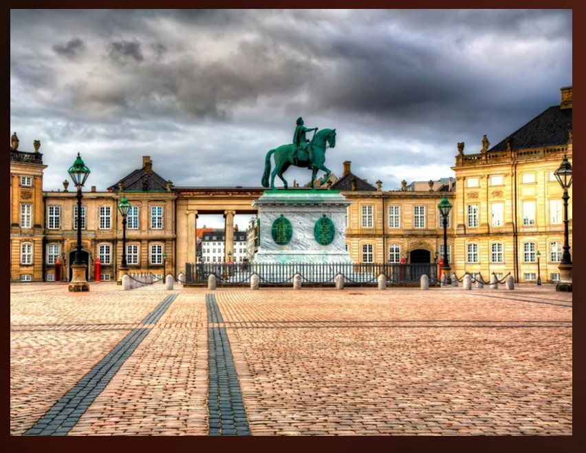 Королевский дворец Амалиенборг, строительство которого было завершено в 1760 году. Современное фото, источник — Funart.pro 