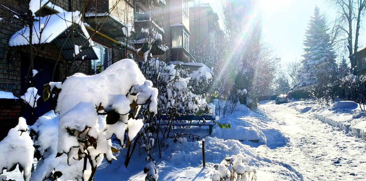 Фото автора. В зимний период от качества уборки придомовой территории зависит безопасность жизни жильцов.