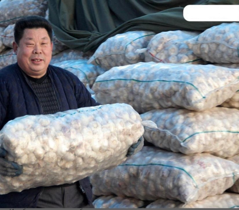 Китаец грузит чеснок