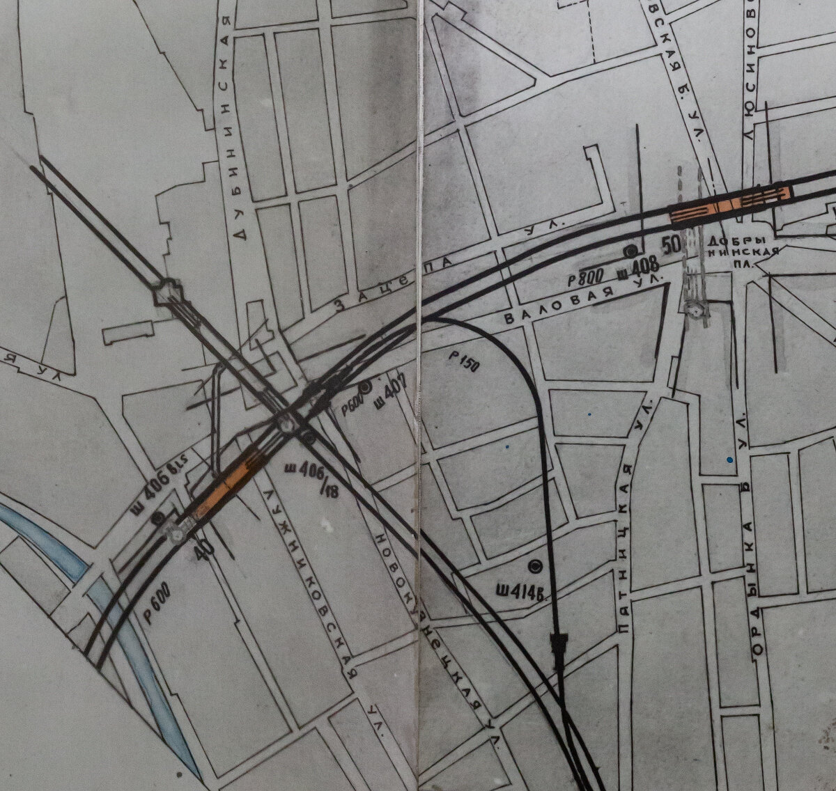 Фрагмент плана пути первой очереди Кольцевой линии. Обратите внимание на еще одну камеру съездов на ветке — это задел для её развития при сооружении других радиусов. Сейчас там начинается ветка к Калужско-Рижской и Серпуховско-Тимирязевкой линии.
1949 год. РГАЭ. Ф. 1884. Оп. 49. Д. 3568.