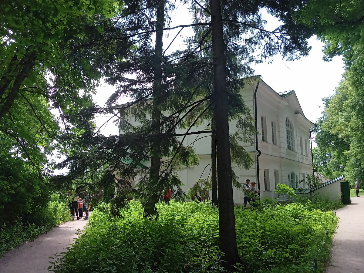 Ясная Поляна. Флигель Кузминских. Назван так, потому что там останавливалась сестра Софьи Андреевны Татьяна, в замужестве - Кузминская, со своей семьёй.