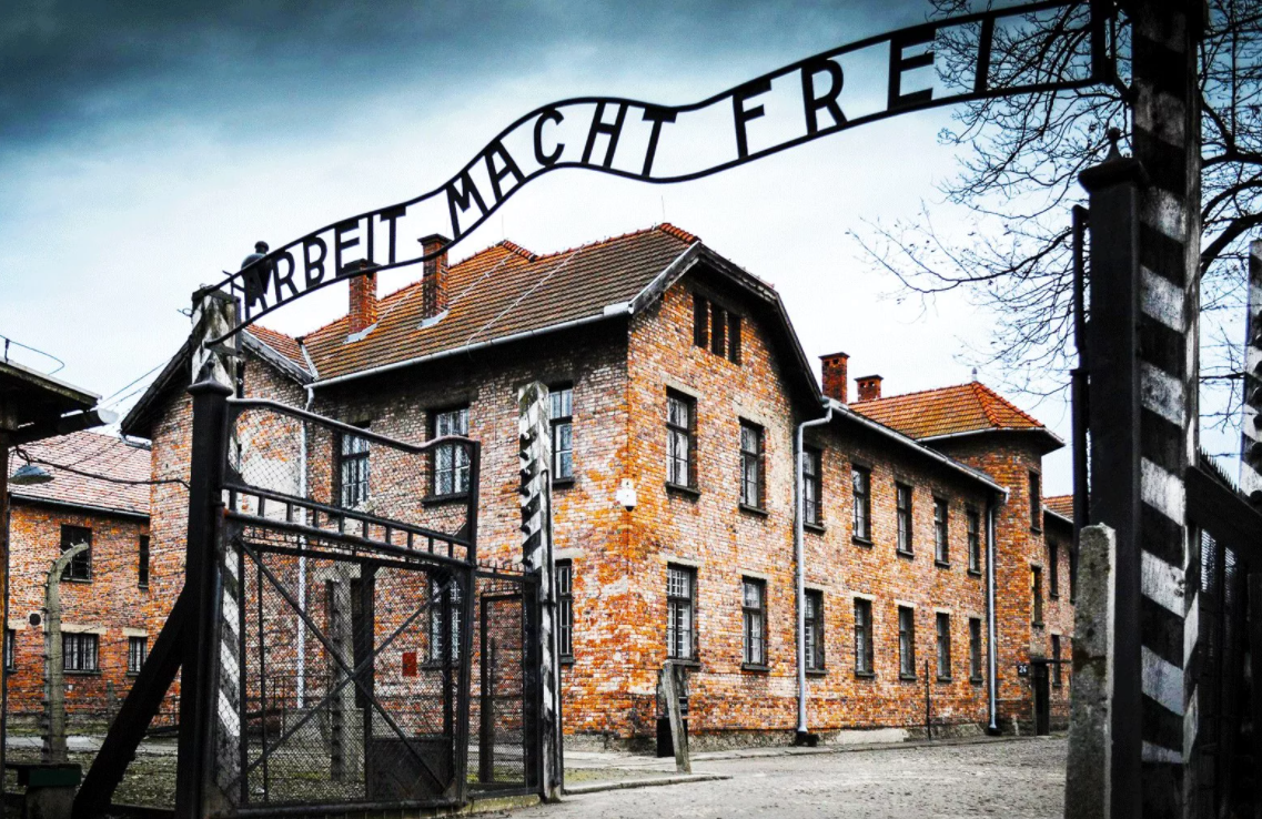 Главные ворота Аушвиц-Биркенау Освенцима В Польше. Лозунг над воротами гласит: "Труд делает свободным".