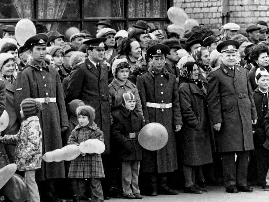 Нетрудно догадаться, что милиция в оцеплении была "главной движущей силой", а вот от военнослужащих местных военно-строительных частей проку было мало! Середина 80-ых. Фото из фотоархива ОВД.