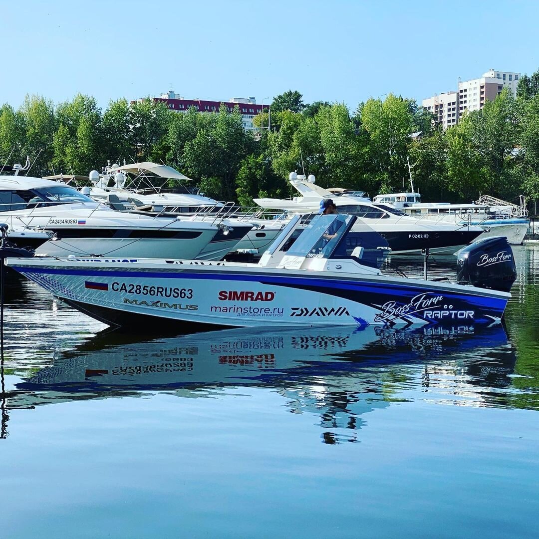 Вид катера на воде. Листайте галерею!