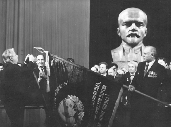 Из семи сотрудников Амаканской экспедиции, награжденных Ленинской премией, только один был настоящим геологом, но даже он не имел никакого отношения к трубке "Зарница", найденной Л. Попугаевой.