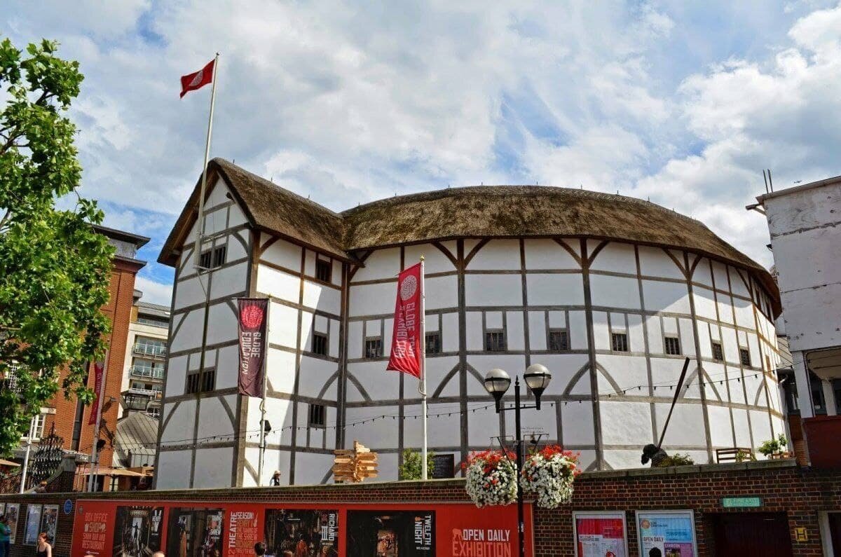 Shakespeare s theatre. Театр Глобус в Лондоне. Театр Глобус Шекспира в Лондоне. Театр «Глобус», Лондон, Великобритания. Уильям Шекспир театр Глобус.