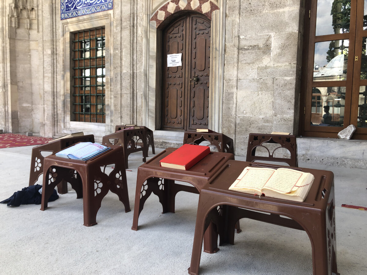 Место чтения во дворе мечети.