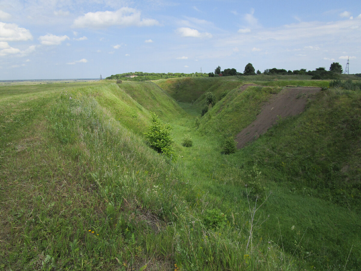 земляной вал вокруг крепости. л рвы. антиселевые рвы. рязанщина. каунас 1 форт.