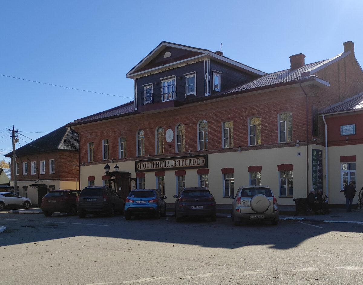 Первый корпус Гостиницы-Музея «Вятское» — это возрожденное из руин бывшее здание Кундышево-Володинской богадельни в традициях архитектуры позднего классицизма. Листайте