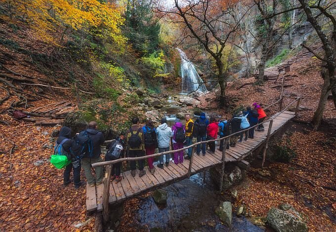 Туристы в горах зимнего Крыма. Источник: krymphoto.com