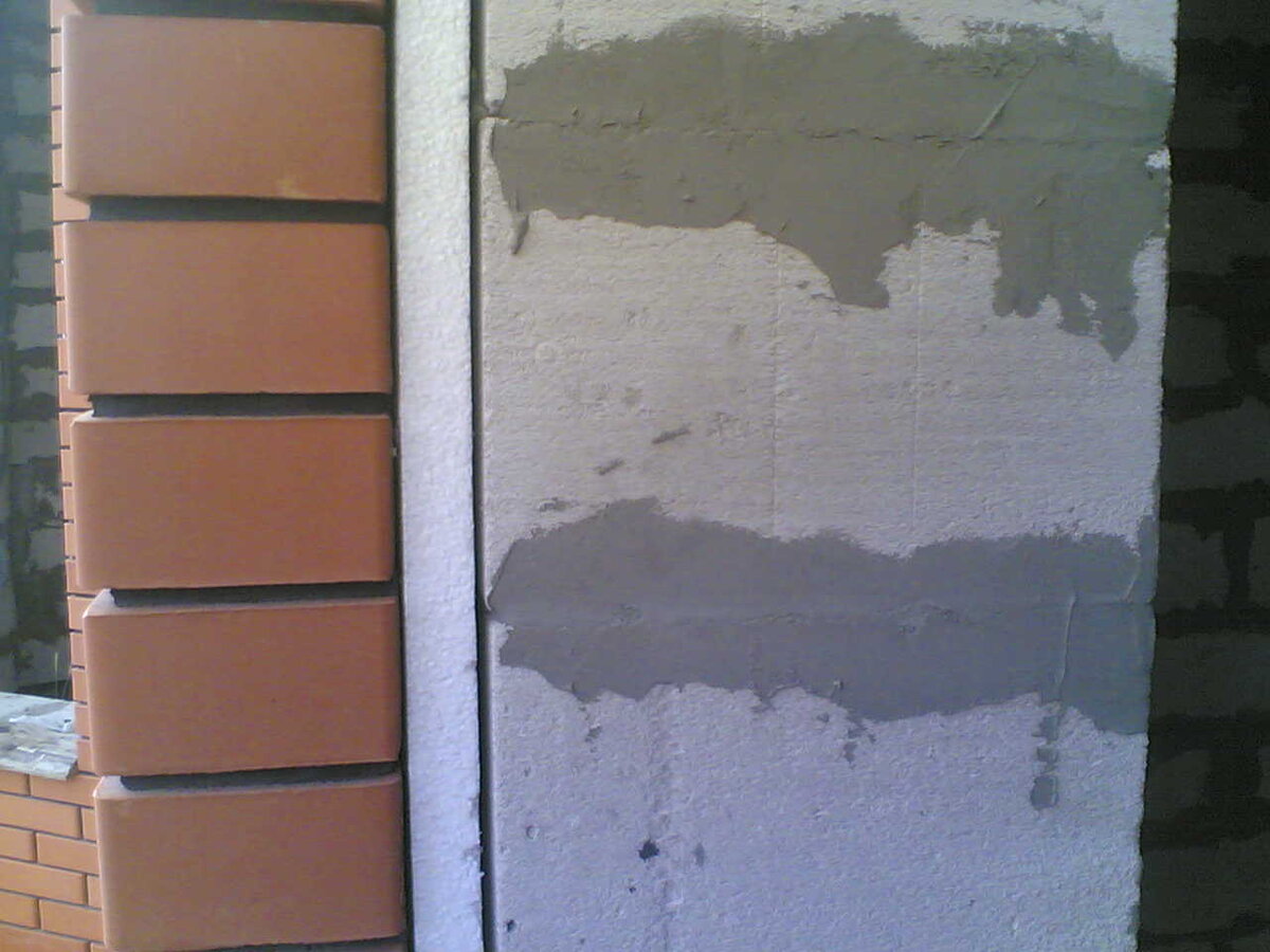 Когда газобетон утепляют пенопластом и обкладывают кирпичом. Источник изображения: uteplitel_mezhdu_kirpichjom_i_penoblokom_fff70