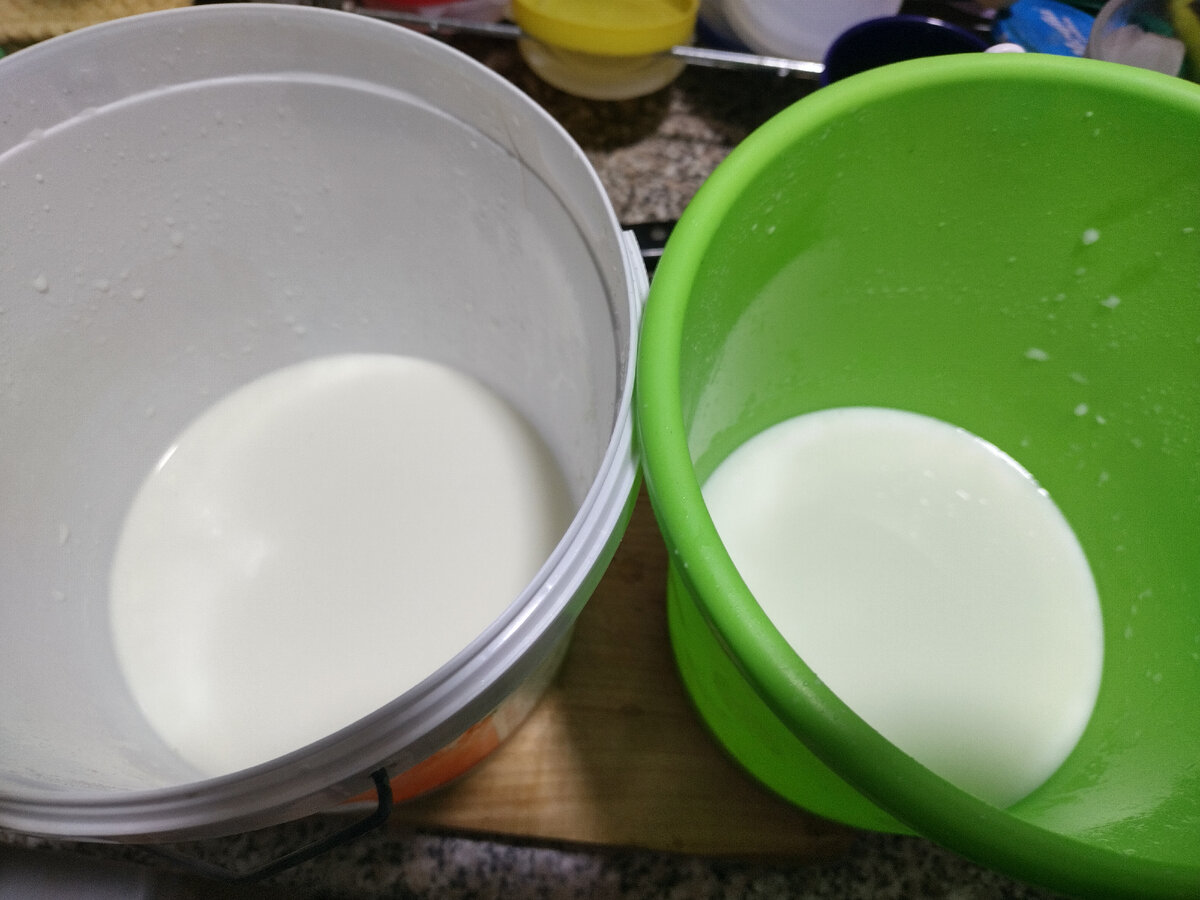 В каждом ведерке на донышке )) В сумме около 800-850 мл.