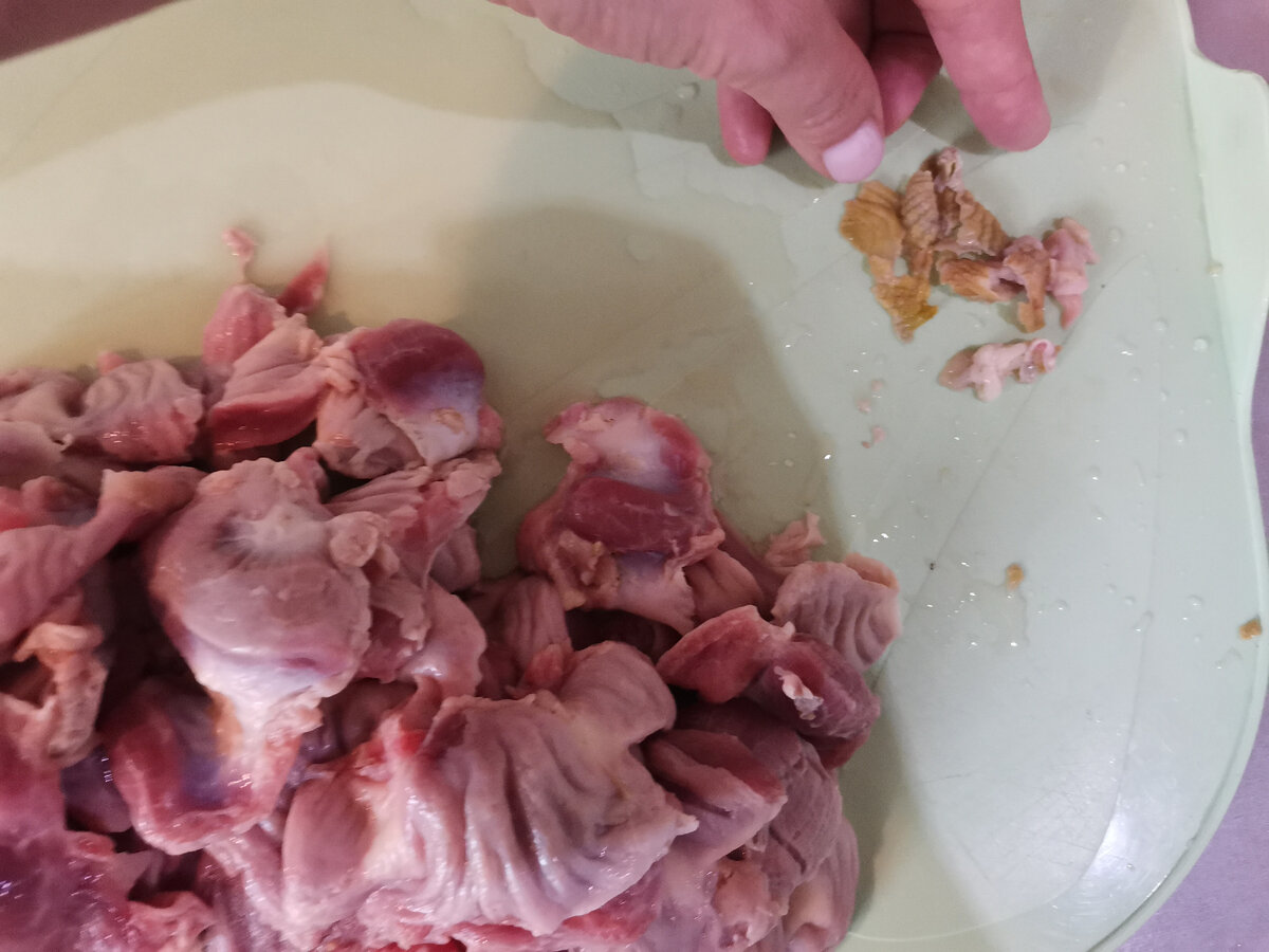 У разных поставщиков по разному почищены Желудки, у этого более менее чистые. 