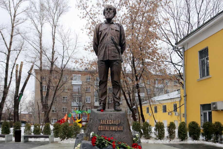 Памятник Солженицыну. Москва. Источник Яндекс.Картинки