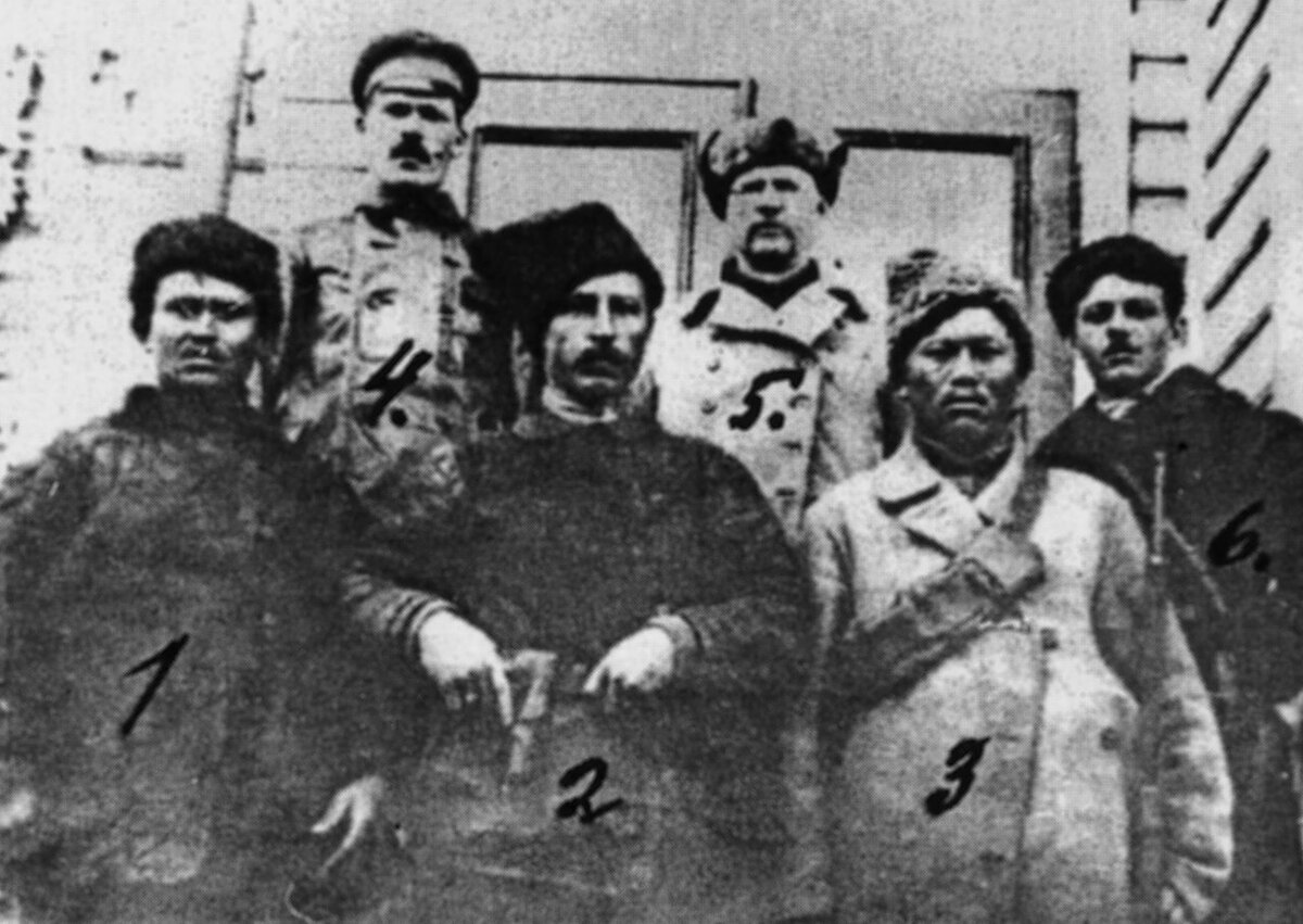 Иван Николаевич Соловьев в центре