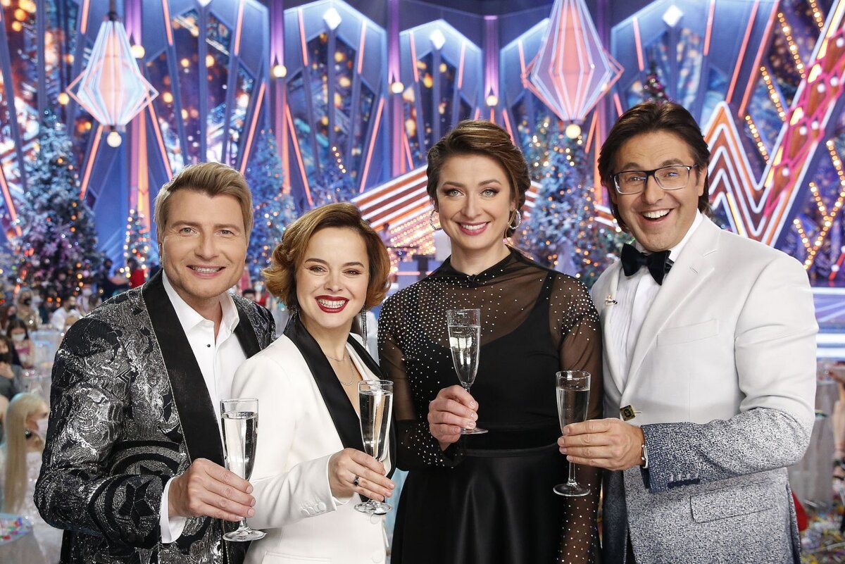 Новогодняя ночь на первом канале ведущие. Новогодние передачи на первом канале. Новогодняя ночь на первом канале телепередача. Новый на первом. Дмитрий губерниев голубой огонек 2021.