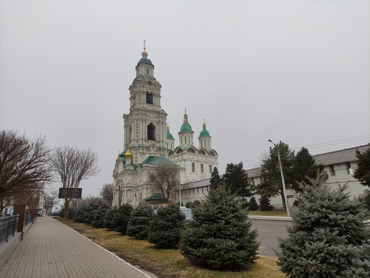 Прекрасные колокольня и Успенский собор Кремля