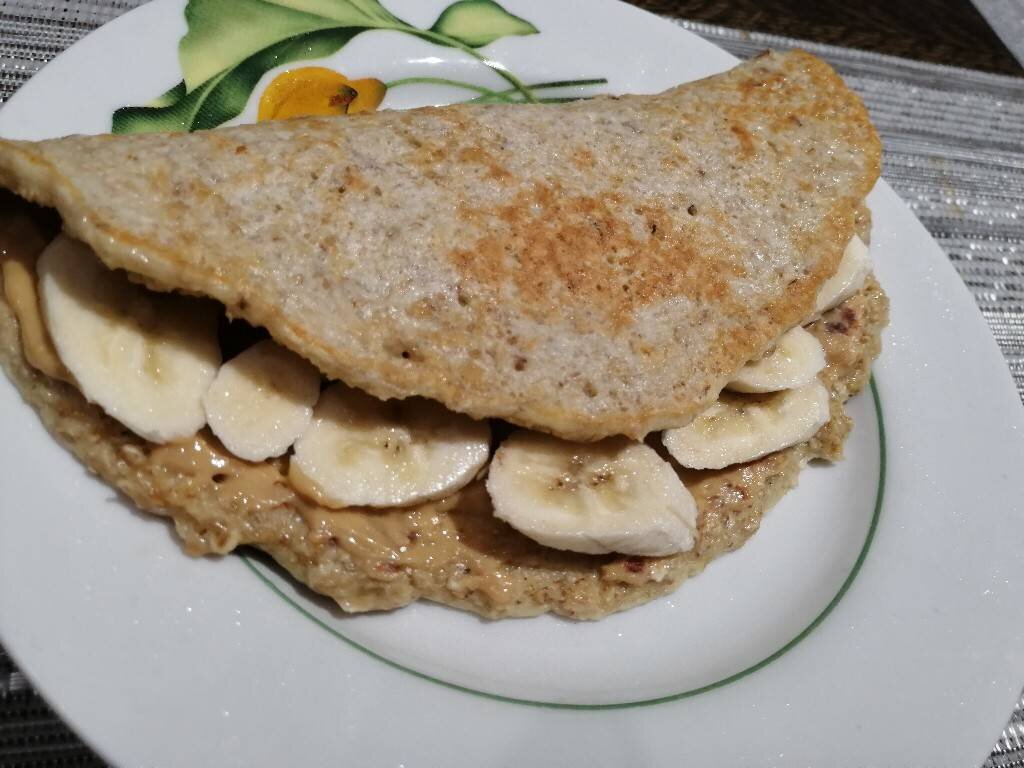 Овсяноблин с арахисовой пастой и бананом