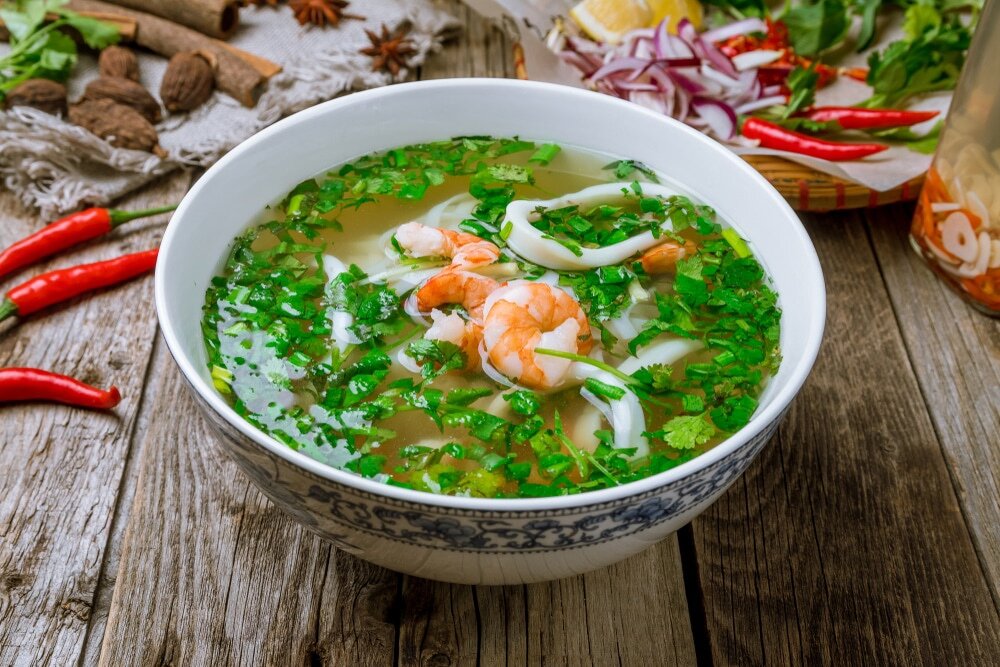 Вьетнамский суп Фо с креветками, кальмарами и осьминогом