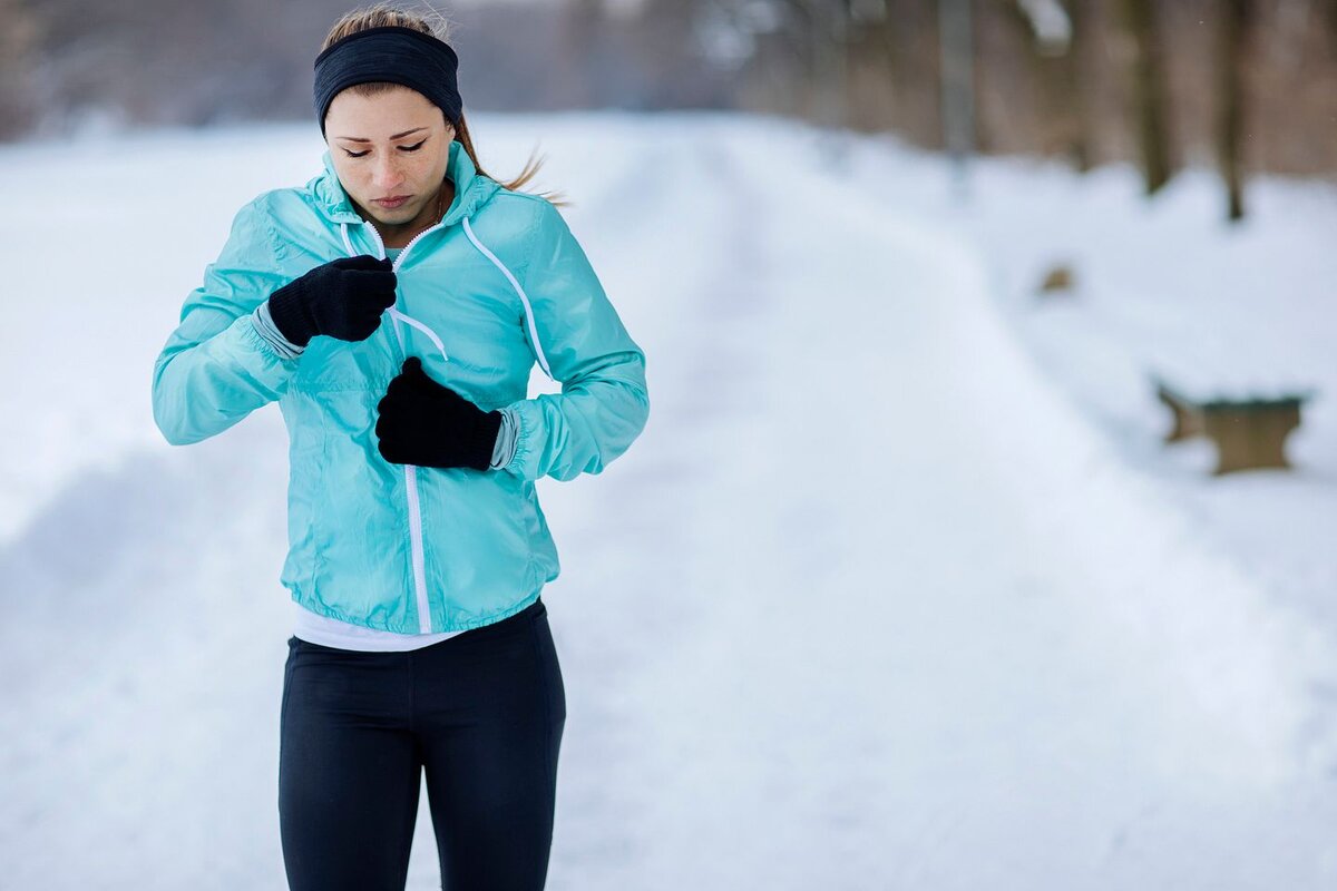 Зимние занятия спортом. Зимняя экипировка для бега. Одежда для бега на улице. Пробежка зимой. Одежда для пробежки зимой.