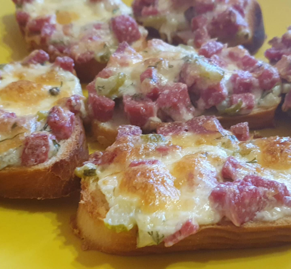 Горячие бутерброды готовятся всегда очень быстро и их можно готовить как для праздничного стола, так и на завтрак, меняя только начинку😉