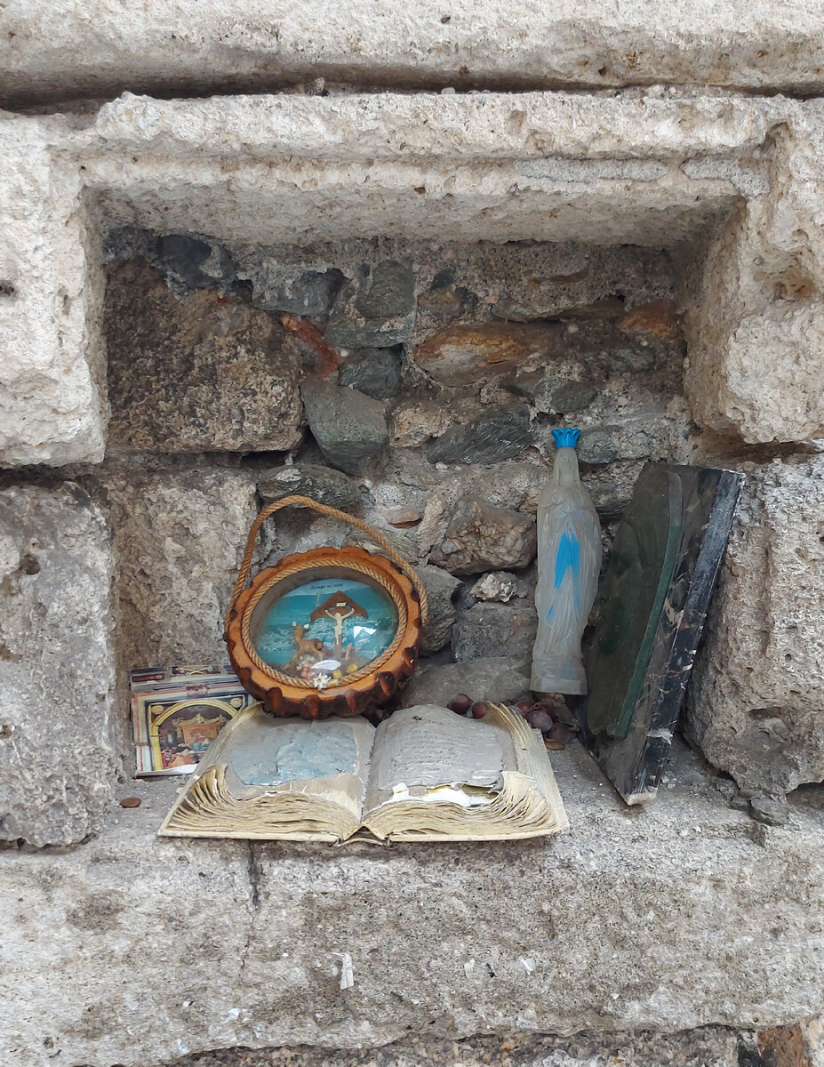 Не большая ниша в крепостной стене, окружающей Финалборго. , 