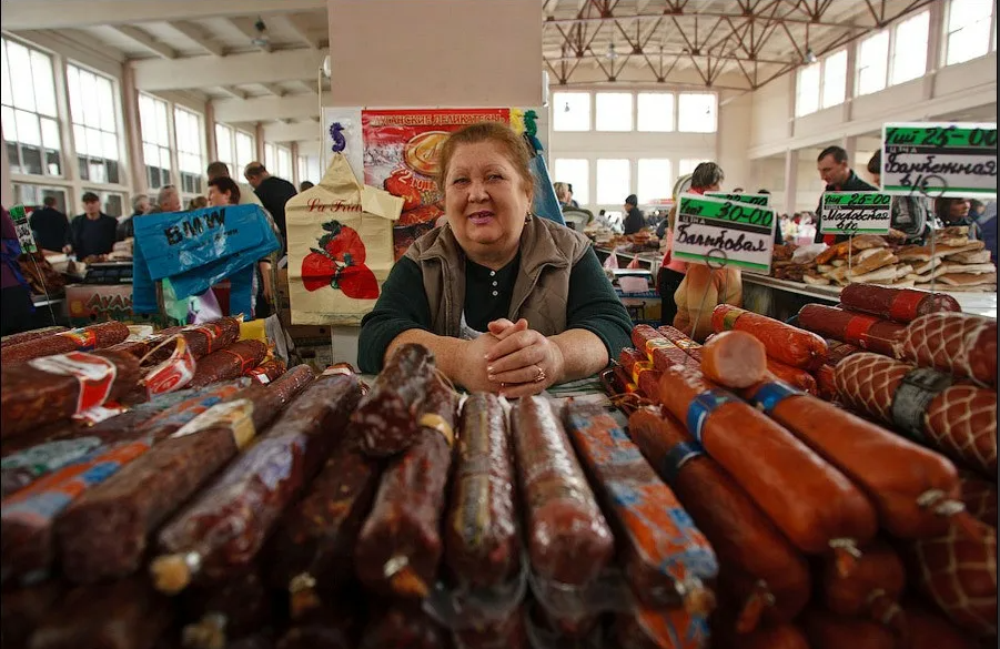 Продавец колбасных. Колбаса на рынке. Выкладка колбасных изделий. Колбасный рынок. Колбасный отдел на рынке.