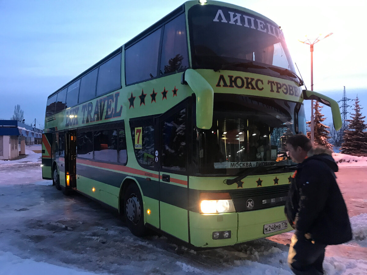 Автобус и водитель, которые не высадили нас у аэропорта