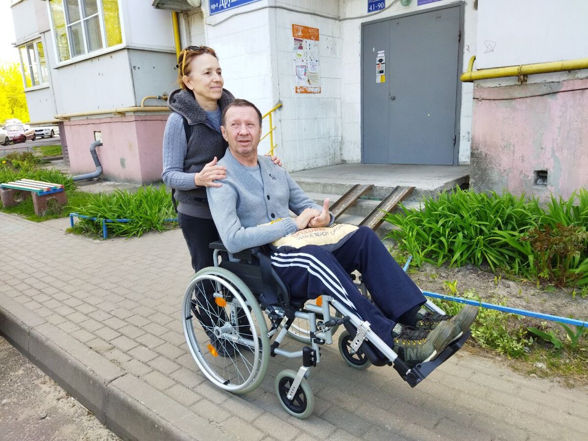 Жены мужей инвалидов 1 группы. Инвалиды. Инвалид колясочник. Коляска для инвалидов. Помощь инвалидам.