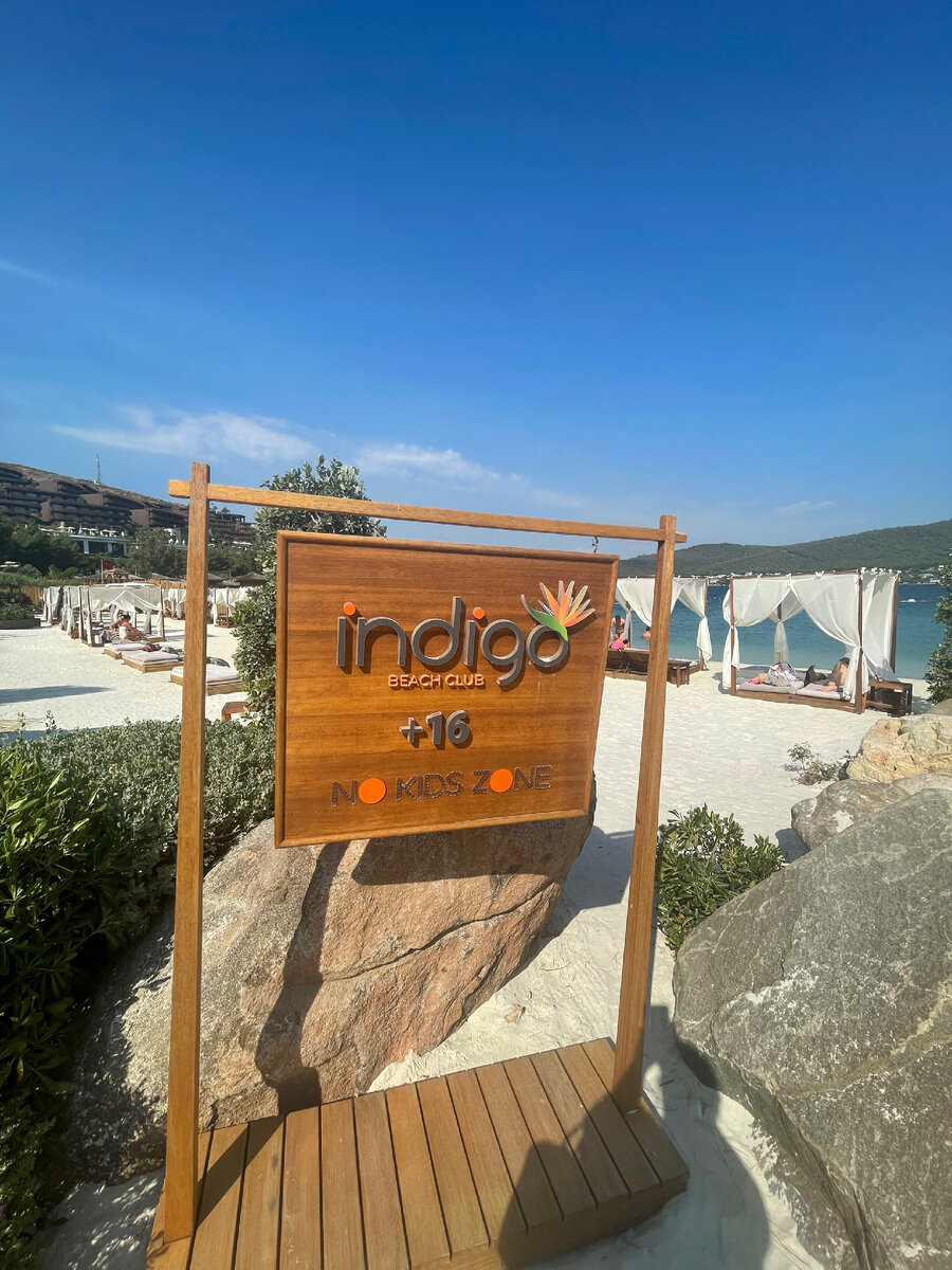 Табличка при входе на пляж 16+ в отеле Lujo
