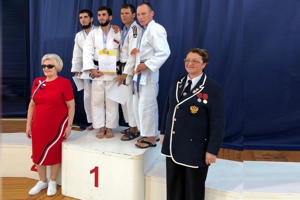     Новосибирский дзюдоист Андрей Дьяков (второй справа) завоевал бронзовую медаль на чемпионате России (спорт слепых). Фото: Новосибирская областная федерация дзюдо