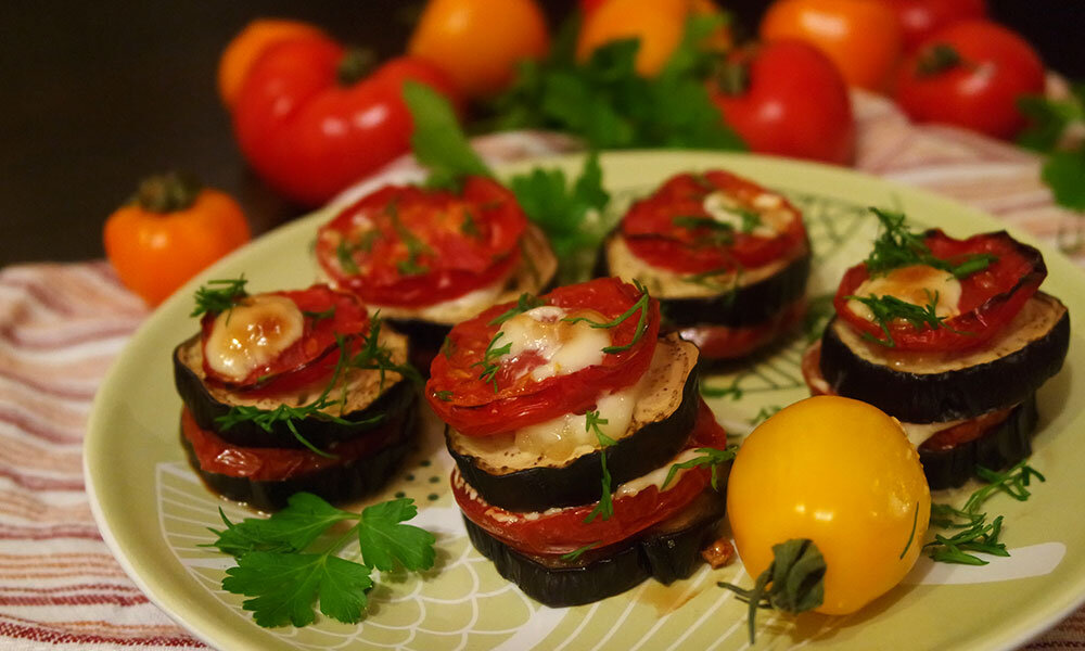 Баклажаны жареные на сковороде с чесноком и помидорами. Закуска из баклажанов. Холодные закуски из овощей. Горячие закуски из овощей.