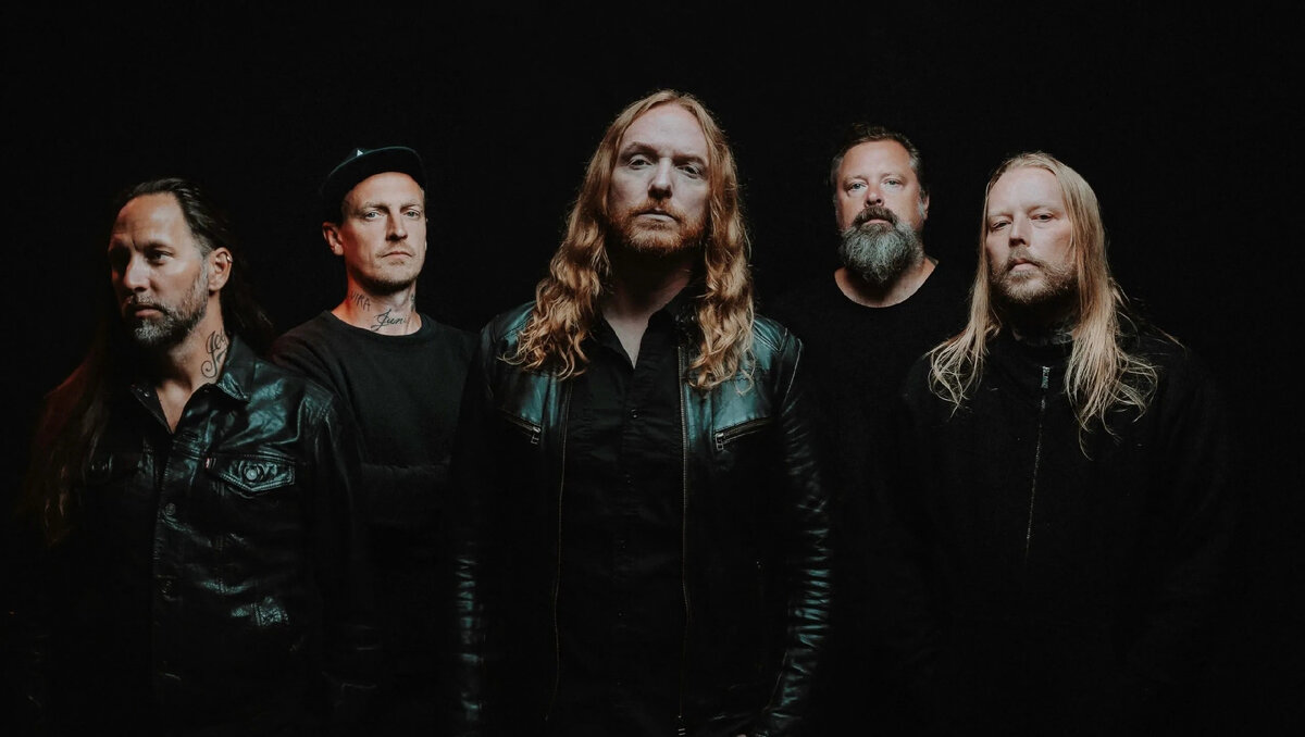 The Halo Effect (слева направо): Niclas Engelin (гитара), Daniel Svensson (ударные), Mikael Stanne (вокал), Peter Iwers (бас-гитара), Jesper Strömblad (гитара). 