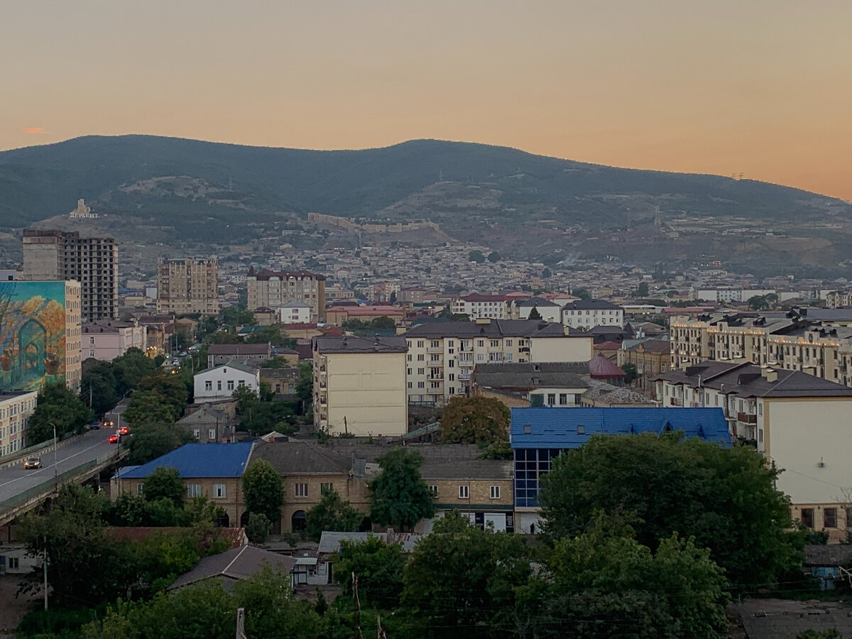 Вид из окна квартиры. Весь город как на ладони, а в дали видно и крепость Нарын-Кала.