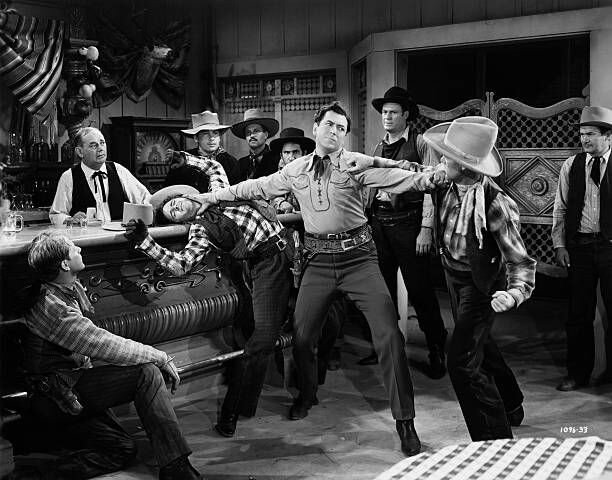 Неправильный поступок с точки зрения жителей Эль-Пасо. Кадр из х/ф. "Босс Буллион-Сити"