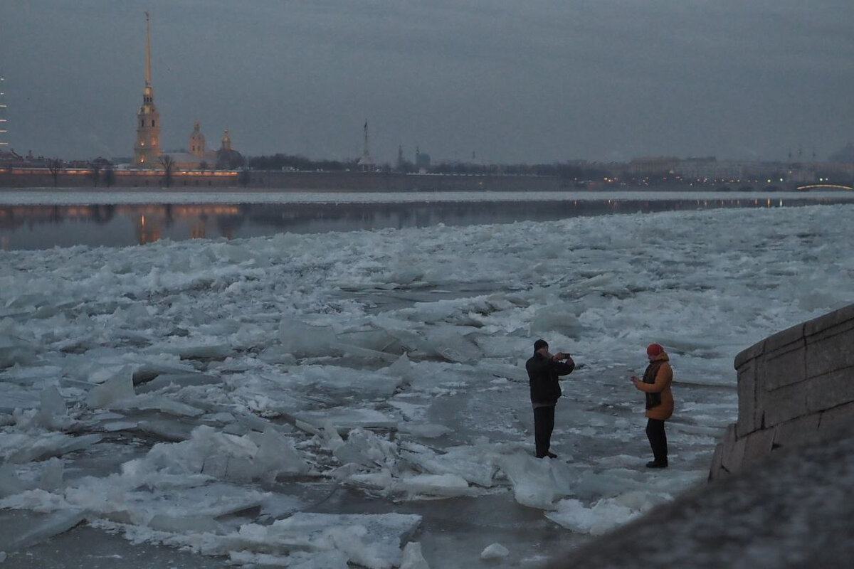 Погода в спб на зиму 2023 2024. Питер зима. Питер в декабре. Ледяная набережная. Лед фото.