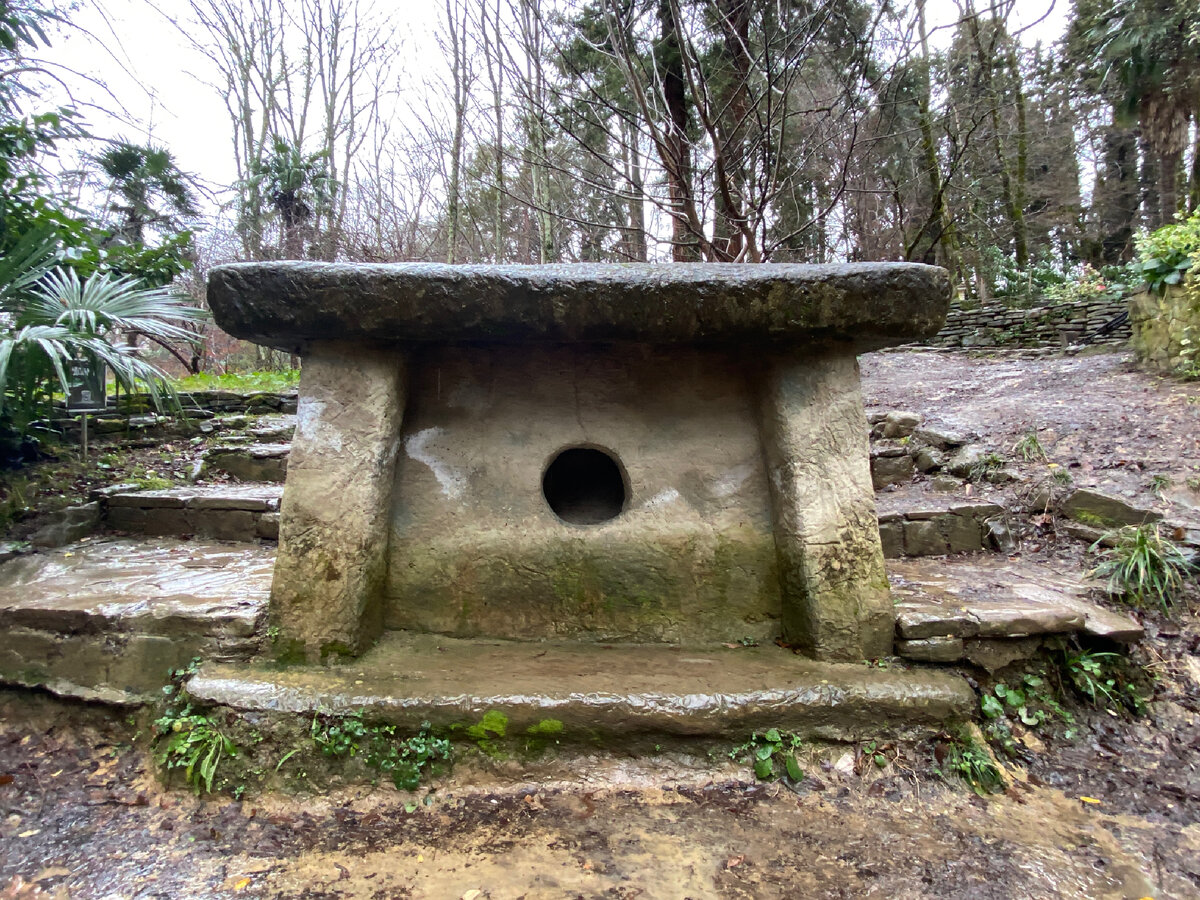 Дольмен в парке Дендрарий | Личное фото